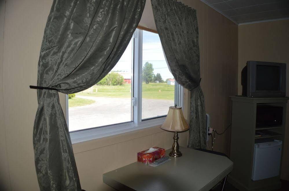Motel Riviere Trois Pistoles Exterior photo